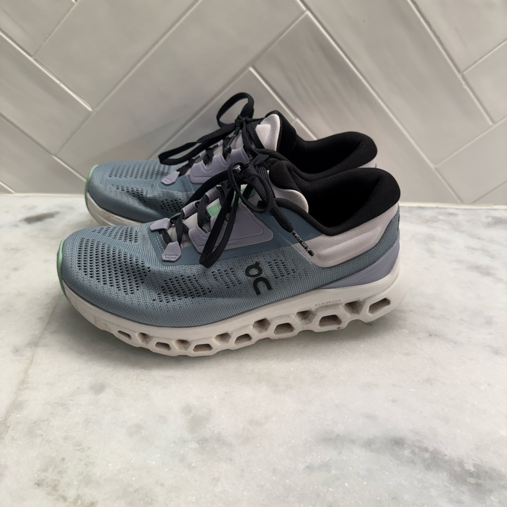 On Running/ On Cloud Helion sneakers Women’s 6.5